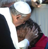 POPE Kisses face of poor man2