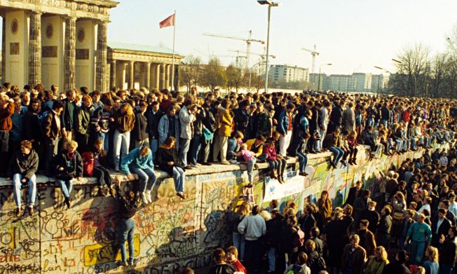 second-east-germans-freed-to-go-to-west-berlin-for-first-time-in-almost-30-years